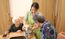 調理を手伝う様子
