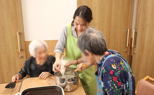調理を手伝う様子
