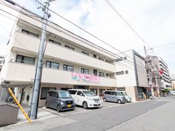 駐車場付きの建物外観