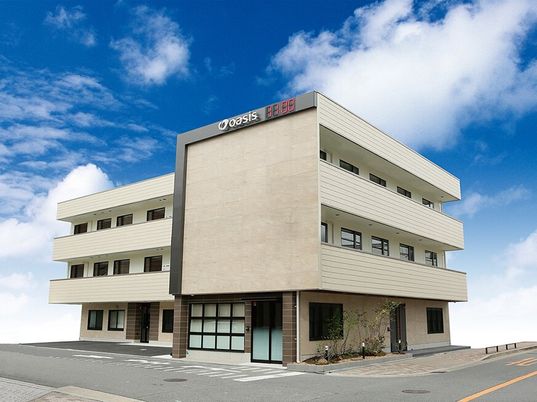 スタイリッシュな施設の外観