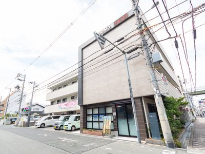白い建物の外観