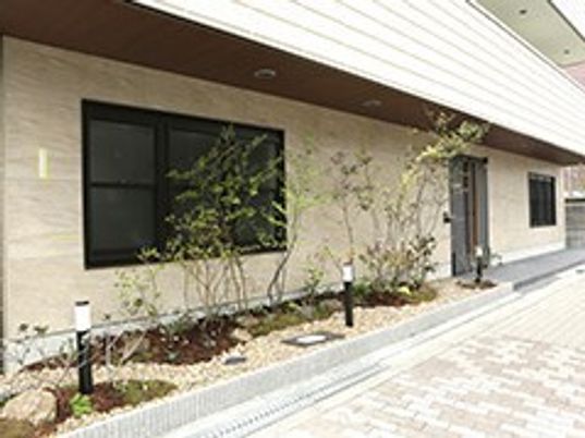 落ち着いた雰囲気の入口