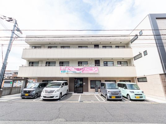 駐車場付き建物外観