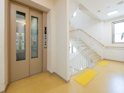 明るい廊下のエレベーターと階段