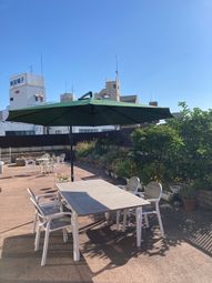 屋外テーブルと植物がある空間