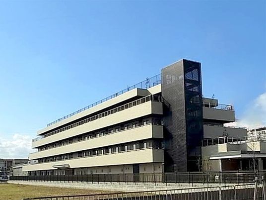 多階層のモダンな建物外観