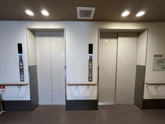 エレベーターの前