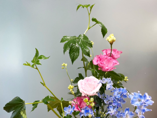 花が飾られた室内の壁際  