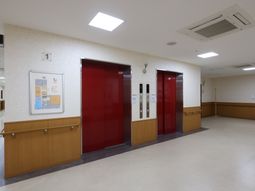 明るく広々とした廊下