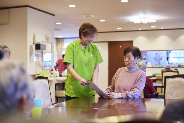広々としたラウンジ ラウンジ 広々とした明るい空間で、スタッフが丁寧に対応しています。自然光が差し込む快適な場所です。