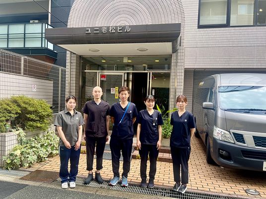 スタッフが並ぶ玄関前