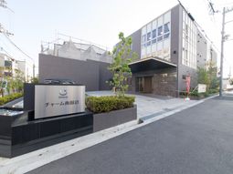 モダンな外観の建物