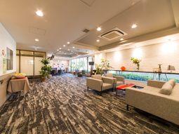 明るい共用リビング空間