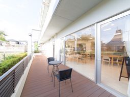 明るいテラス空間