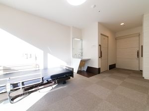  明るい居室の一角  