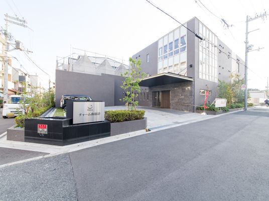 モダンな建物の外観 