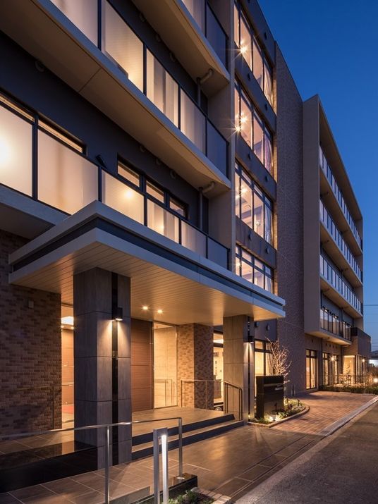 夕暮れ時の建物外観