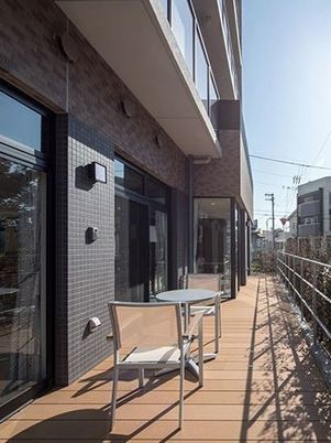明るいテラスの風景