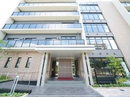 モダンな建物のエントランス