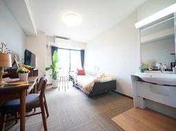 明るい居室の様子