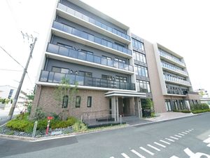 モダンな外観の建物