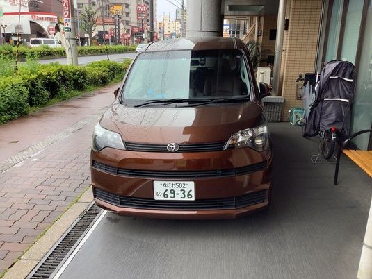送迎車が停まる玄関前  