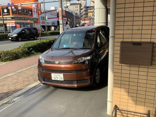 送迎車のある外観  