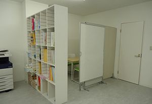 書棚のある一室