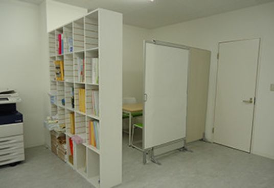書棚のある一室