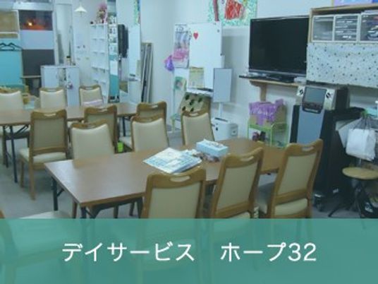 食堂のテーブル席  