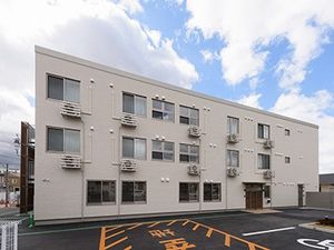 白い建物の外観