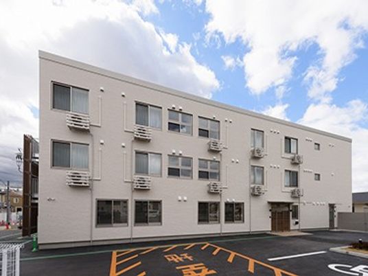 白い建物の外観