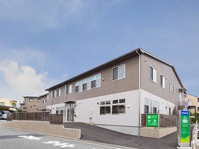 明るい建物外観