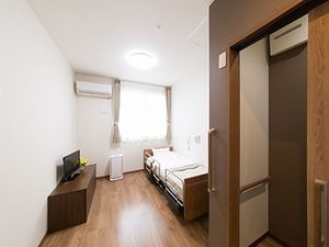 テレビ付きの明るい居室