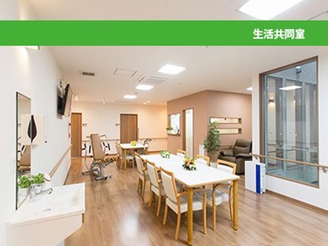 明るい食堂 食堂   大きな窓から光が入り、明るく開放感のある食堂です。テーブルと椅子がゆったり配置され、食事や会話の場として使いやすそうです。