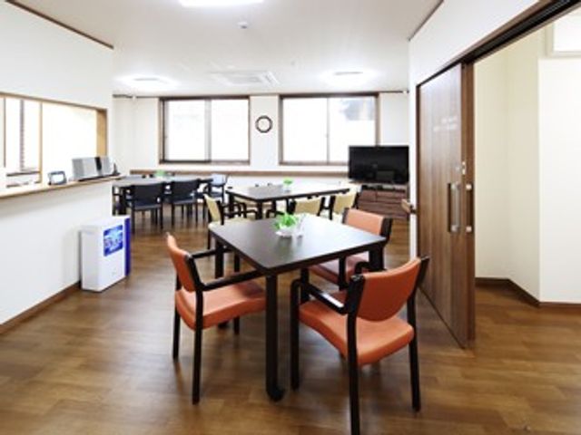 明るい食堂 食堂   大きな窓から自然光が入り、ゆったりしたテーブル配置の食堂です。利用者の方が落ち着いて食事や会話をしやすい雰囲気です。
