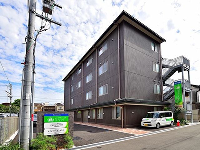 建物外観 外観   落ち着いた色合いの建物で、外階段も見えます。敷地内に車が停められており、出入りしやすそうです。