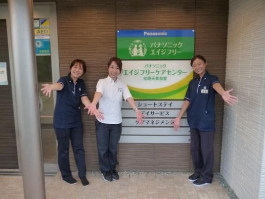 職員3人の玄関  