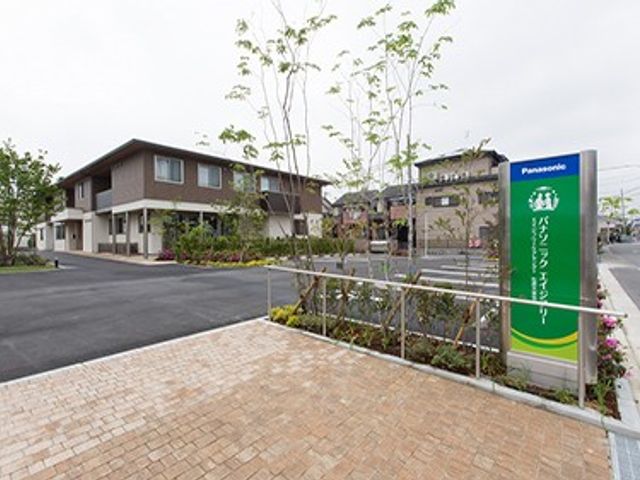 施設の外観 外観   植栽が整えられた明るい敷地に、落ち着いた色合いの建物が建っています。駐車スペースも見え、働く場所の雰囲気が伝わります。