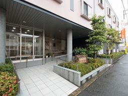 明るい建物のエントランス