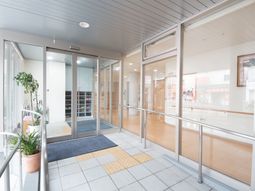 入口付近の明るい通路