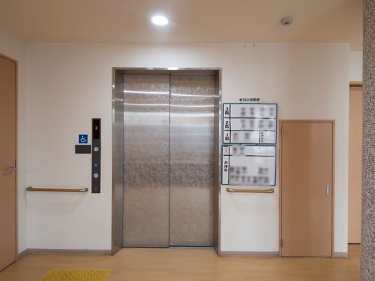 施設の写真 エレベーター前面の空間が広く、見通しのよい作りである。フロアには点字ブロックが設けてあり、安全面に配慮している。
