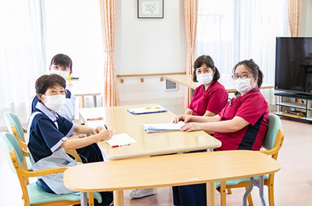 テーブルで話し合うスタッフエントランス