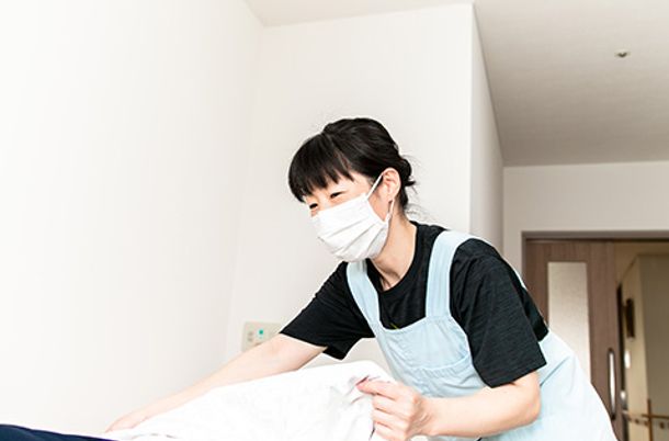 スタッフが笑顔の居室