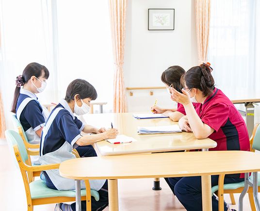 チーム会議をするスタッフ