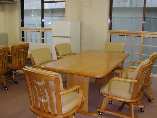 明るい食堂の椅子とテーブル