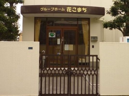 エントランスの落ち着いた外観