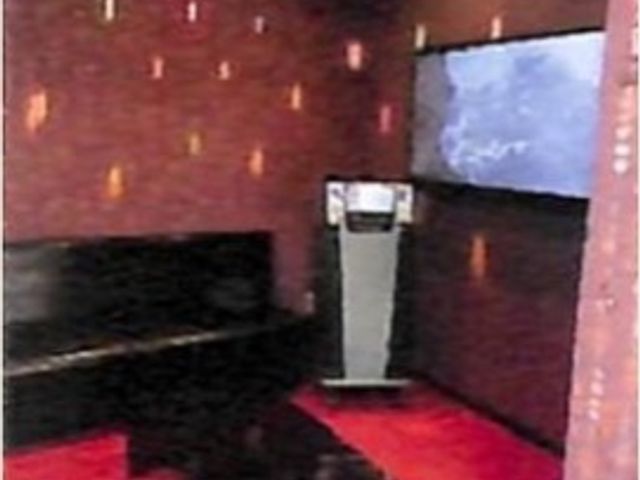 赤いカーペットのピアノルーム カラオケルーム 落ち着いた色合いのシアタールームです。ピアノの演奏を聴きながら、ゆったりとしたひとときを過ごせる空間があります。
