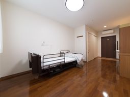 居室の木目調ベッド