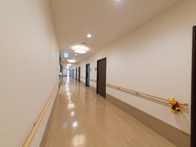 明るい清潔な廊下 通路 広々として明るい廊下は歩きやすく、壁には手すりが備わっており安心です。
